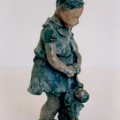 Valentina  con bambola – bronzo policromo, 2003 (immagine di copertina del saggio di Vittoria Maioli “Come figlio come padre”)
